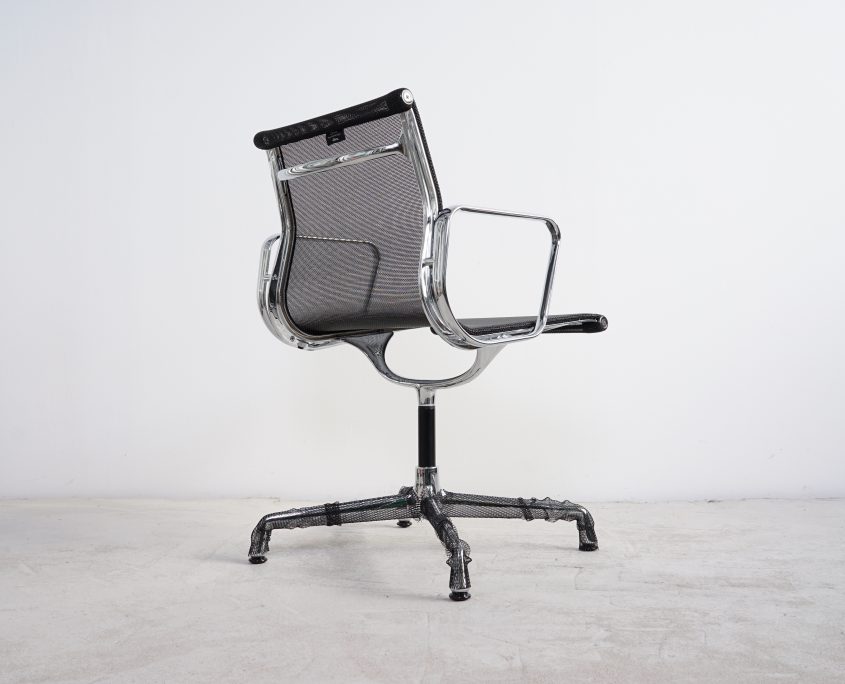 Vitra Alu Chair EA104 Netzgewebe schwarz