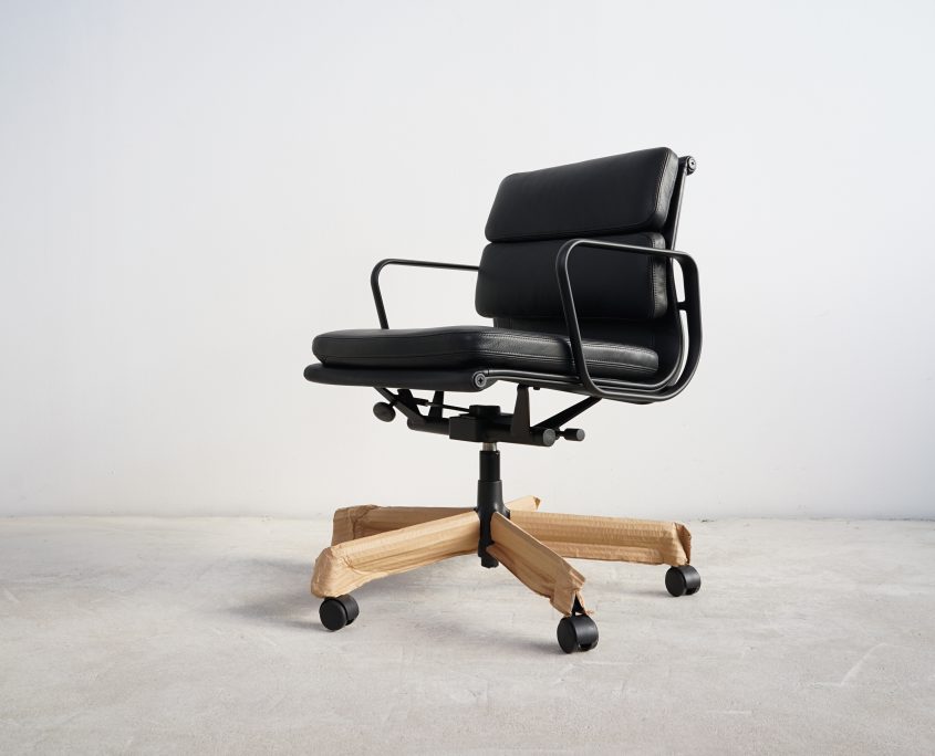Vitra Alu Chair Soft Pad EA217 Bürostuhl Black Edition