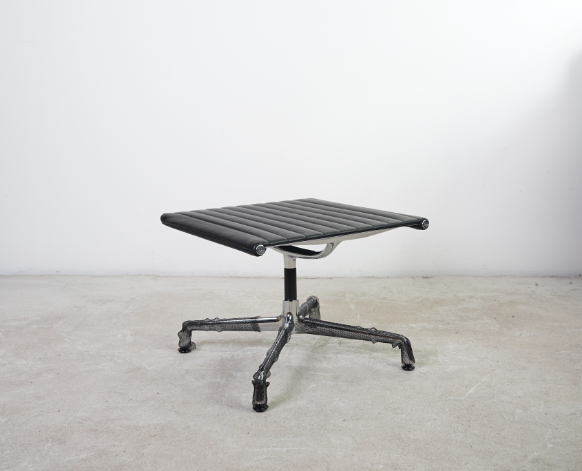 Vitra Alu Chair EA125 Leder nero Hocker